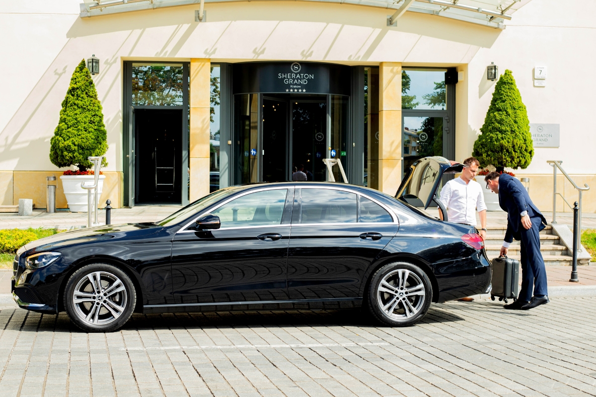 executive-airport-transfer-luggage-help Luggage assistance by a Mercedes during an executive airport transfer in Krakow